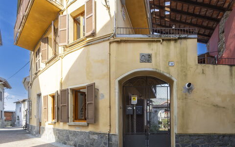 La Giuseppina: Parete, Giallo, Porta, Casa, Calcestruzzo, Dipingere, Balcone, Gesso, Porta A Casa, Pianta Della Casa
