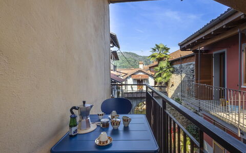 La Giuseppina: Facciata, Cittadina, Zona Residenziale, Casa, Urban Design, Balcone, Appartamento, Portico, Pianta Della Casa, Vaso Di Fiori