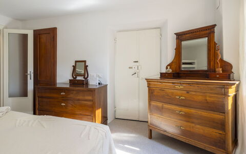 La Giuseppina: Mobilia, Letto, Interior Design, Pavimentazione, Cassetto, Camera Da Letto, Cabinetry, Pavimento, Legna, Dresser