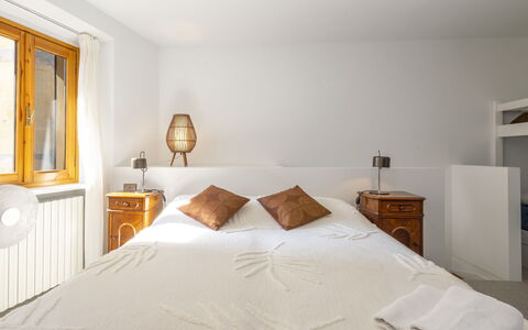 La Giuseppina: Letto, Interior Design, Camera Da Letto, Mobilia, Parete, Lenzuolo, Bedding, Legna, Soffitto, Pavimento