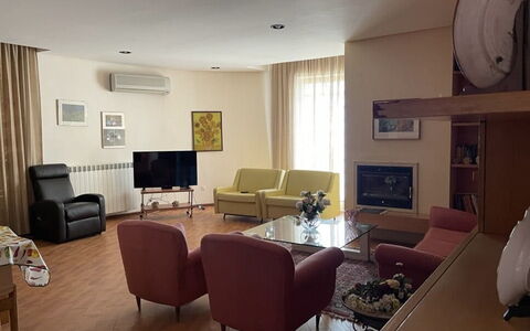 Villa Billona: Mobilia, Interior Design, Pavimentazione, Divano, Pavimento, Soggiorno, Legna, Camera, Soffitto, Tavolo