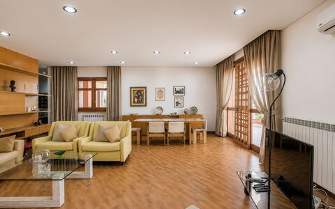 Villa Billona: Mobilia, Interior Design, Pavimentazione, Pavimento, Divano, Legna, Soffitto, Camera, Soggiorno, Tavolo