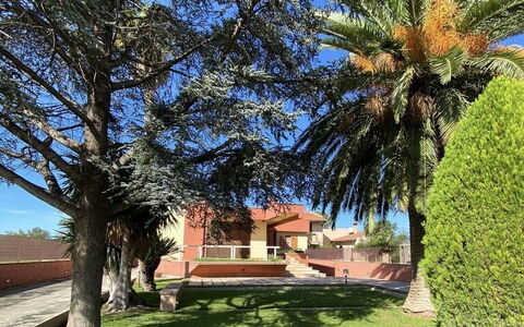 Villa Billona: Albero, Foglia, Prato, Giardino, Woody Impianto, Shade, Hacienda, Landscaping, Driveway