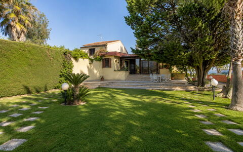 Villa Billona: Albero, Giardino, Paesaggio, Arbusto, Architettura, Zona Residenziale, Casa, Prato, Lotto