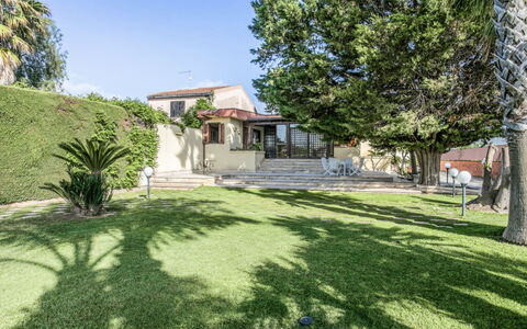 Villa Billona: Zona Residenziale, Giardino, Shade, Estate, Hacienda, Prato, Landscaping, Cortile, Backyard