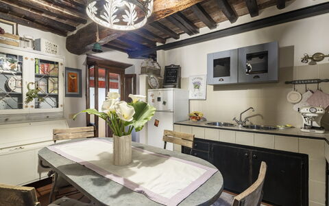 La Casa del Grillo Parlante: Mobilia, Interior Design, Pavimentazione, Legna, Cucina, Pavimento, Controsoffitto, Sedia, Soffitto, Tavolo