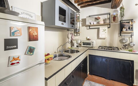 La Casa del Grillo Parlante: Cucina, Elettrodomestico Da Cucina, Controsoffitto, Apparecchio Major, Interior Design, Mobilia, Cucina Stufa, Cabinetry, Elettrodomestico, Pavimentazione