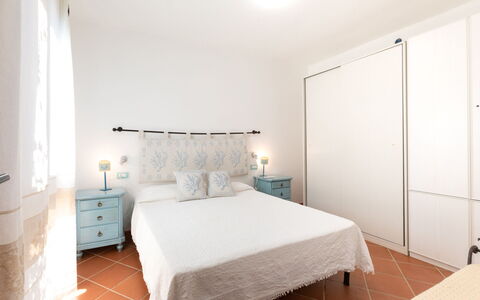 Villa Boi: Interior Design, Camera Da Letto, Mobilia, Pavimentazione, Pavimento, Letto, Camera, Lenzuolo, Soffitto, Bedding