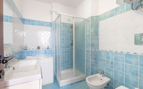 Villa Boi: Bagno, Pavimentazione, Idraulico Fixture, Pavimento, Interior Design, Lavandino Del Bagno, Lavello, Rubinetto, Piastrella, Idraulico