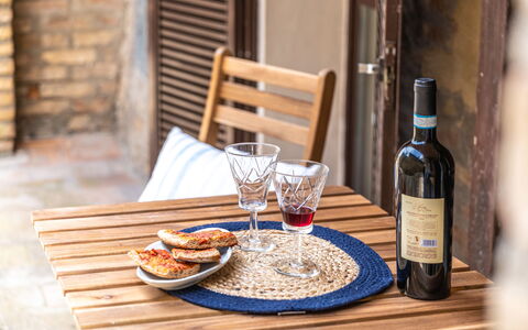 La Terrazza nel Borgo: Mobilia, Tavola, Tavolo, Bicchieri, Serveware, Cibo, Dishware, Piatto, Sedia, Tovaglia