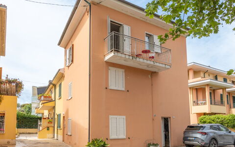 Fano Mare: Costruzione, Finestra, Zona Residenziale, Casa, Facciata, Quartiere, Casa, Cittadina, Appartamento, Balcone