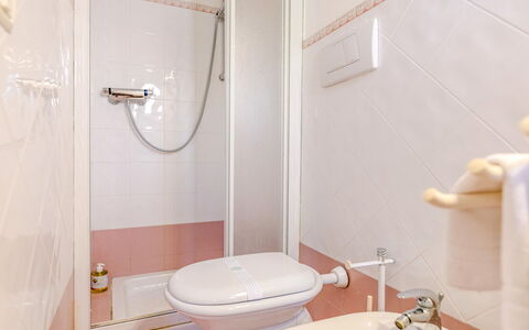 Fano Mare: Interior Design, Pavimentazione, Pavimento, Camera, Soffitto, Idraulico Fixture, Bagno, Idraulico, Gabinetto, Rubinetto
