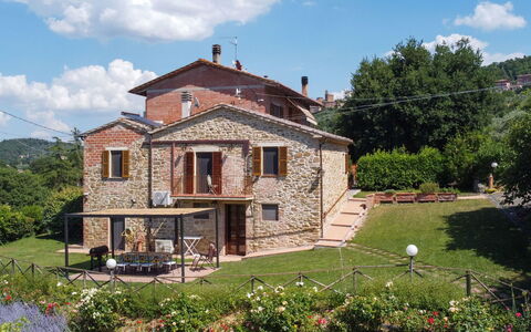 Casa dei Nonni: Costruzione, Casa, Casa, Zona Residenziale, Arbusto, Villetta, Tetto, Area Rurale, Insediamento Umano, Agriturismo