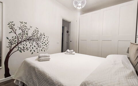 Last Sun Roccella: Letto, Bedding, Mobilia, Interior Design, Camera Da Letto, Lenzuolo, Parete, Pavimento, Pavimentazione, Camera