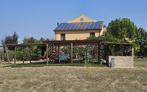 Casale dei Ciliegi: Shade, Backyard, Giardino, Prato, Struttura Esterna, Cortile, Agriturismo, Pergola, Edifici Giardino, Hacienda