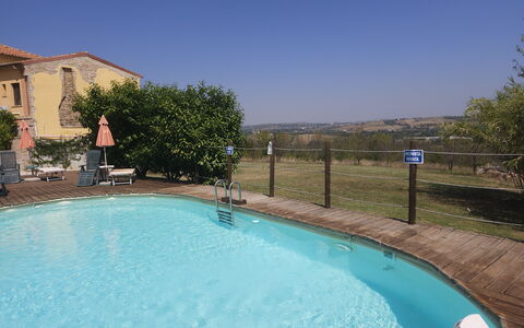 Casale dei Ciliegi: Blu, Piscina, Mobili Da Esterno, Zona Residenziale, Mobilia, Insediamento Umano, Ricorrere, Eco Hotel, Sedia, Hacienda