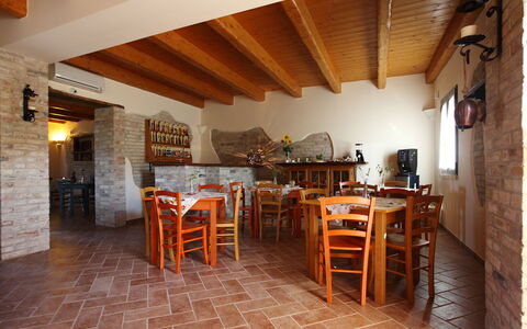Casale dei Ciliegi: Mobilia, Legna, Cucina & Sala Da Pranzo Tavolo, Tavolo, Sedia, Soffitto, Pavimentazione, Ristorante, Color Legno, Sala Da Pranzo