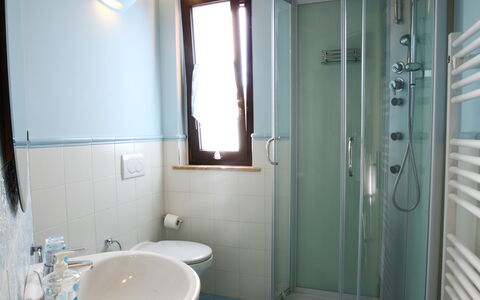 Casale dei Ciliegi: Pavimentazione, Interior Design, Pavimento, Legna, Idraulico Fixture, Illuminazione, Camera, Bagno, Casa, Gabinetto