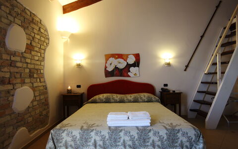 Casale dei Ciliegi: Parete, Mobilia, Casa, Porta, Camera Da Letto, Lampada, Lampada, Sedia, Pianta Della Casa, Letto