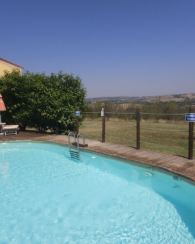 Casale dei Ciliegi: Blu, Piscina, Mobili Da Esterno, Zona Residenziale, Mobilia, Insediamento Umano, Ricorrere, Eco Hotel, Sedia, Hacienda