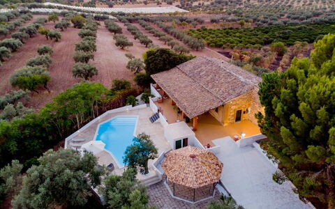 Villa Chiaramonte Gulfi: Piscina, Architettura, Ricorrere, Estate, Materiale Composito, Hacienda, Villa, Eco Hotel, Landscaping, Agriturismo