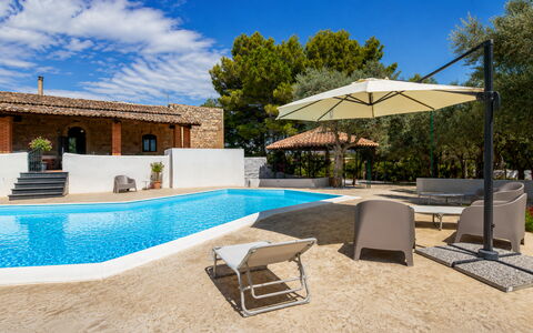 Villa Chiaramonte Gulfi: Blu, Piscina, Shade, Estate, Ricorrere, Mobili Da Esterno, Villa, Eco Hotel, Design, Ombrello