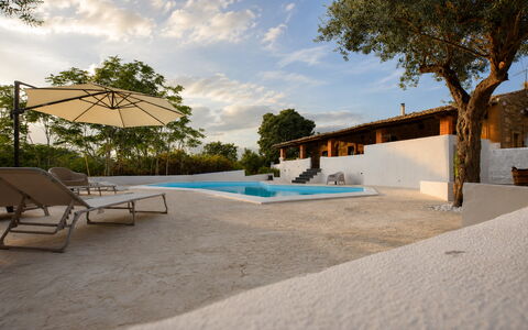 Villa Chiaramonte Gulfi: Blu, Architettura, Piscina, Shade, Materiale Composito, Estate, Calcestruzzo, Hacienda, Eco Hotel, Design