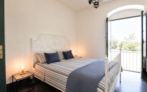 Villa Chiaramonte Gulfi: Mobilia, Camera Da Letto, Interior Design, Letto, Pavimentazione, Pavimento, Bedding, Lenzuolo, Illuminazione, Camera