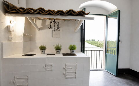 Villa Chiaramonte Gulfi: Parete, Interior Design, Pavimentazione, Mobilia, Pavimento, Cucina, Lampada, Piastrella, Scaffalature, Materiali Naturali