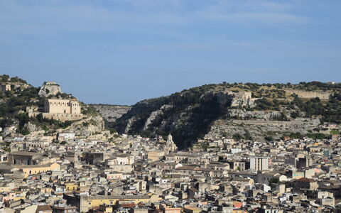 Villa Chiaramonte Gulfi: Città, Quartiere, Zona Urbana, Zona Residenziale, Paesaggio, Insediamento Umano, Sobborgo, Paesaggio Urbano, Fotografia Aerea, Visione Globale