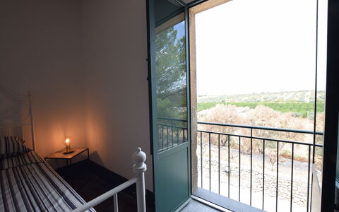 Villa Chiaramonte Gulfi: Mobilia, Pavimento, Ferro, Sedia, Metallo, Bicchiere, Balcone, Color Legno, Latifoglie, Camera Da Letto