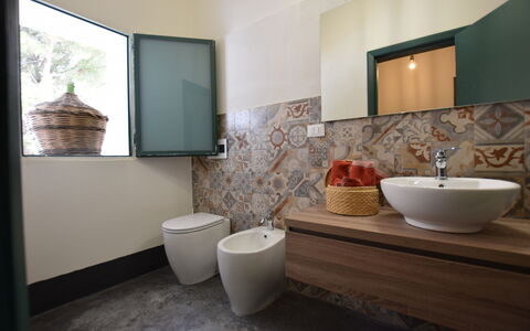 Villa Chiaramonte Gulfi: Pavimentazione, Interior Design, Pavimento, Idraulico Fixture, Bagno, Piastrella, Soffitto, Lavandino Del Bagno, Lavello, Ceramica