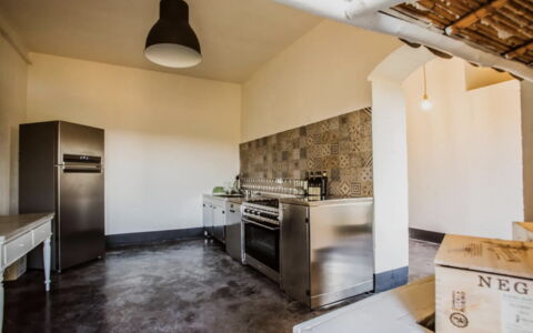Villa Chiaramonte Gulfi: Pavimentazione, Pavimento, Soffitto, Interior Design, Cucina, Controsoffitto, Elettrodomestico Da Cucina, Piastrella, Materiali Naturali