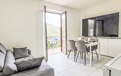 Alessandro: Albero, Casa, Casa, Arbusto, Villetta, Estate, Foresta, Larice, Woodland