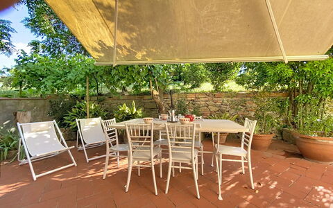 Lucia e Francesco: Mobilia, Tavolo, Sedia, Mobili Da Esterno, Cucina & Sala Da Pranzo Tavolo, Tavolo Esterno, Shade, Vaso Di Fiori, Giardino, Struttura Esterna