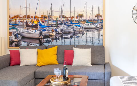 Corte Marina Apartment: Interior Design, Mobilia, Pavimentazione, Pavimento, Camera, Divano, Soggiorno, Cornice, Sedia
