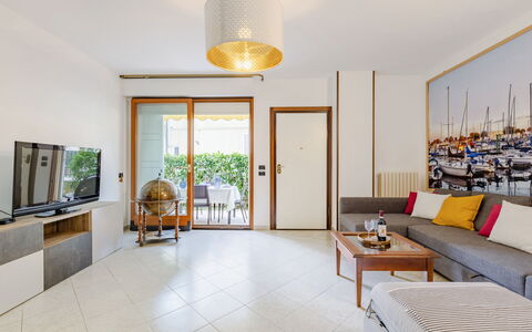 Corte Marina Apartment: Interior Design, Pavimentazione, Mobilia, Legna, Pavimento, Soffitto, Illuminazione, Appartamento, Tavolo, Soggiorno