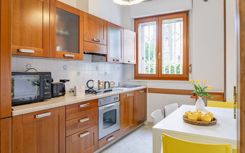 Corte Marina Apartment: Cucina, Elettrodomestico Da Cucina, Apparecchio Major, Controsoffitto, Legna, Cabinetry, Mobilia, Pavimentazione, Interior Design, Casa