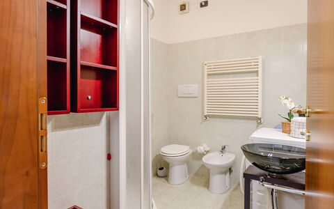 Corte Marina Apartment: Idraulico Fixture, Pavimentazione, Interior Design, Pavimento, Lavello, Camera, Idraulico, Rubinetto, Lavandino Del Bagno, Bagno