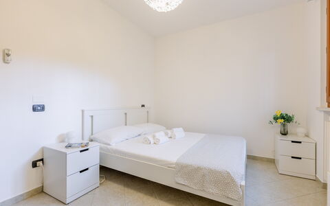 Corte Marina Apartment: Letto, Camera Da Letto, Mobilia, Pavimento, Interior Design, Pavimentazione, Lenzuolo, Bedding, Camera, Soffitto