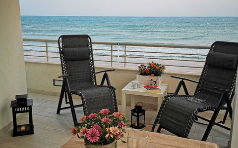 Appartamento Tramonto sul Mare: Mobilia, Sedia, Legna, Interior Design, Tavolo, Mare, Pavimento, Illuminazione, Camera, Oceano