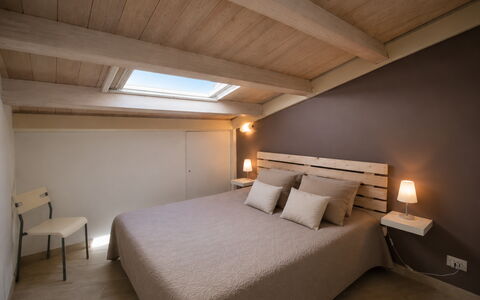 Appartamento Tramonto sul Mare: Letto, Camera Da Letto, Interior Design, Legna, Soffitto, Mobilia, Lenzuolo, Pavimento, Bedding, Pavimentazione