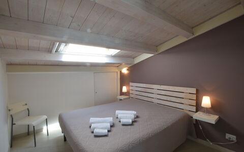 Appartamento Tramonto sul Mare: Letto, Camera Da Letto, Interior Design, Mobilia, Legna, Pavimento, Soffitto, Lenzuolo, Pavimentazione, Bedding