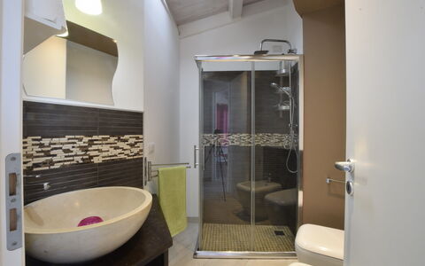 Appartamento Tramonto sul Mare: Interior Design, Idraulico Fixture, Pavimentazione, Pavimento, Bagno, Rubinetto, Lavello, Camera, Idraulico, Illuminazione