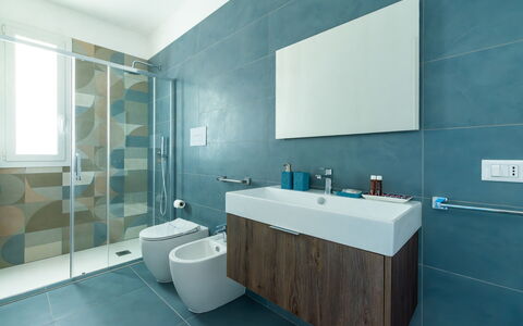 A Casa di Chica: Idraulico Fixture, Bagno, Pavimentazione, Pavimento, Interior Design, Lavello, Gabinetto, Idraulico, Rubinetto, Lavandino Del Bagno