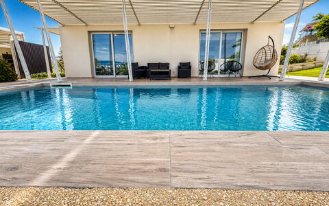 A Casa di Chica: Acqua, Piscina, Materiale Composito, Ricorrere, Mobili Da Esterno, Shade, Tempo Libero, Giochi D'Acqua, Sedia, Lettino