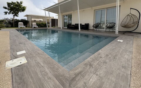 A Casa di Chica: Piscina, Pavimentazione, Pavimento, Materiale Composito, Calcestruzzo, Mobili Da Esterno, Piastrella, Ricorrere, Flagstone, Giochi D'Acqua