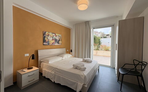 A Casa di Chica: Appartamento, Camera Da Letto, Pavimento, Mobilia, Casa, Letto, Lenzuolo, Bedding, Telaio Del Letto, Color Legno