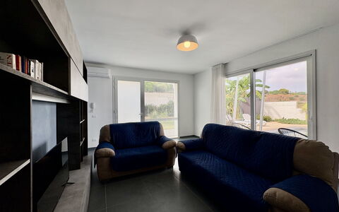 A Casa di Chica: Parete, Interior Design, Mobilia, Pavimentazione, Divano, Legna, Pavimento, Soffitto, Camera, Soggiorno