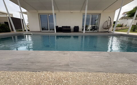 A Casa di Chica: Piscina, Materiale Composito, Pavimento, Shade, Calcestruzzo, Mobili Da Esterno, Design, Ricorrere, Giochi D'Acqua, Sedia